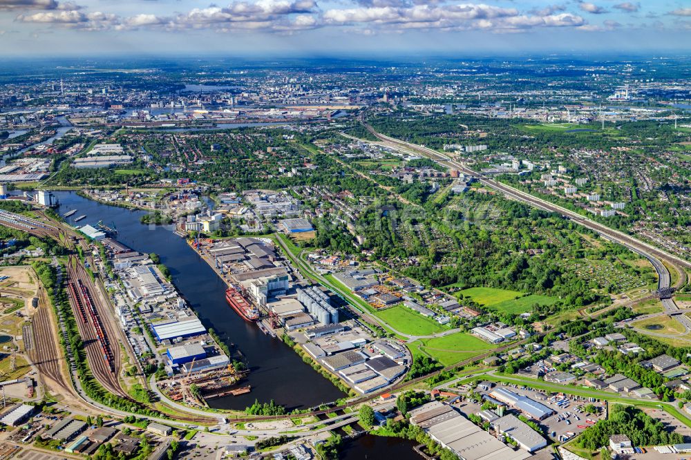 Hamburg von oben - Hafen Verladestation für Fest und Schüttgüter der Firma HABEMEA Futtermittel Gmbh im Hafenbereich in Wilhelmsburg in Hamburg, Deutschland