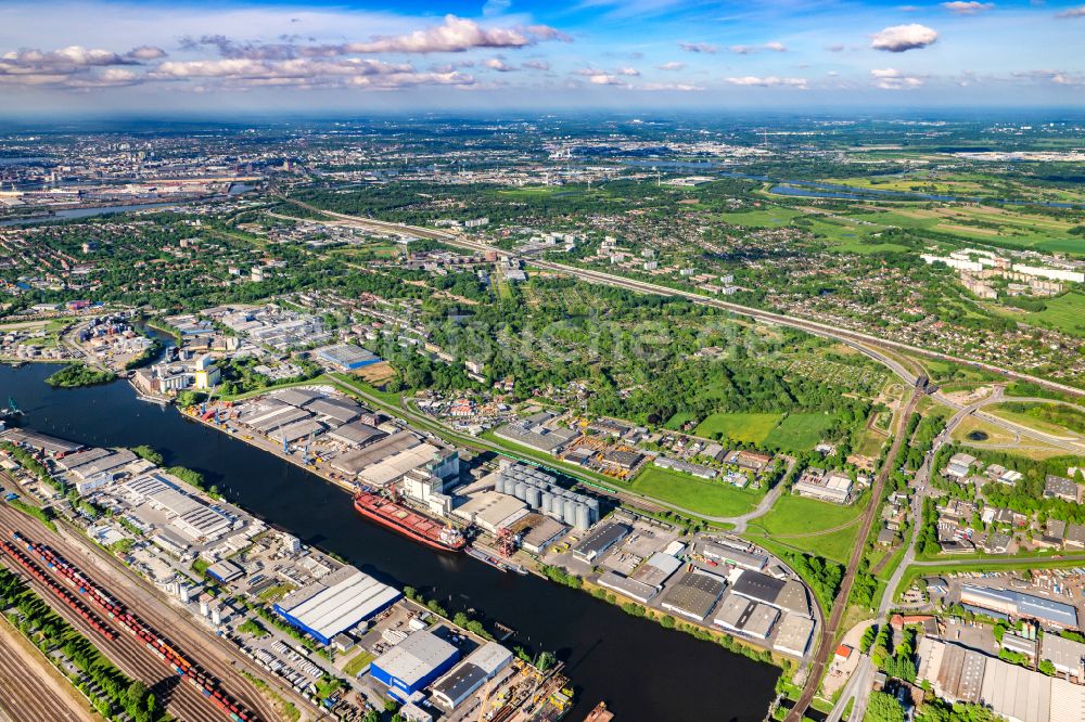 Hamburg aus der Vogelperspektive: Hafen Verladestation für Fest und Schüttgüter der Firma HABEMEA Futtermittel Gmbh im Hafenbereich in Wilhelmsburg in Hamburg, Deutschland