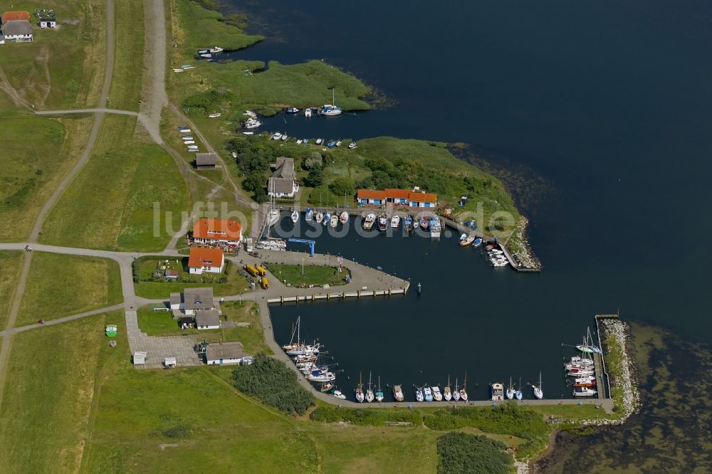 Neuendorf auf Hiddensee von oben - Hafen / Yachthafen an der Ostseeküste bei Neuendorf auf der Insel Hiddensee im Bundesland Mecklenburg-Vorpommern