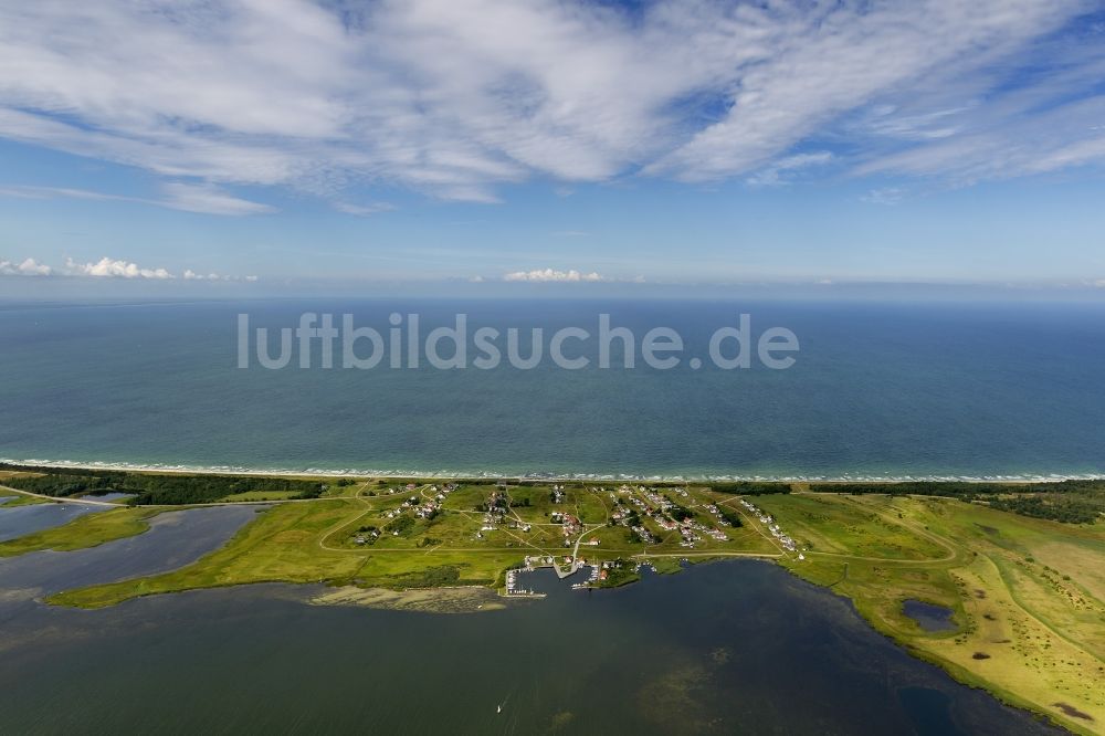 Neuendorf auf Hiddensee aus der Vogelperspektive: Hafen / Yachthafen an der Ostseeküste bei Neuendorf auf der Insel Hiddensee im Bundesland Mecklenburg-Vorpommern