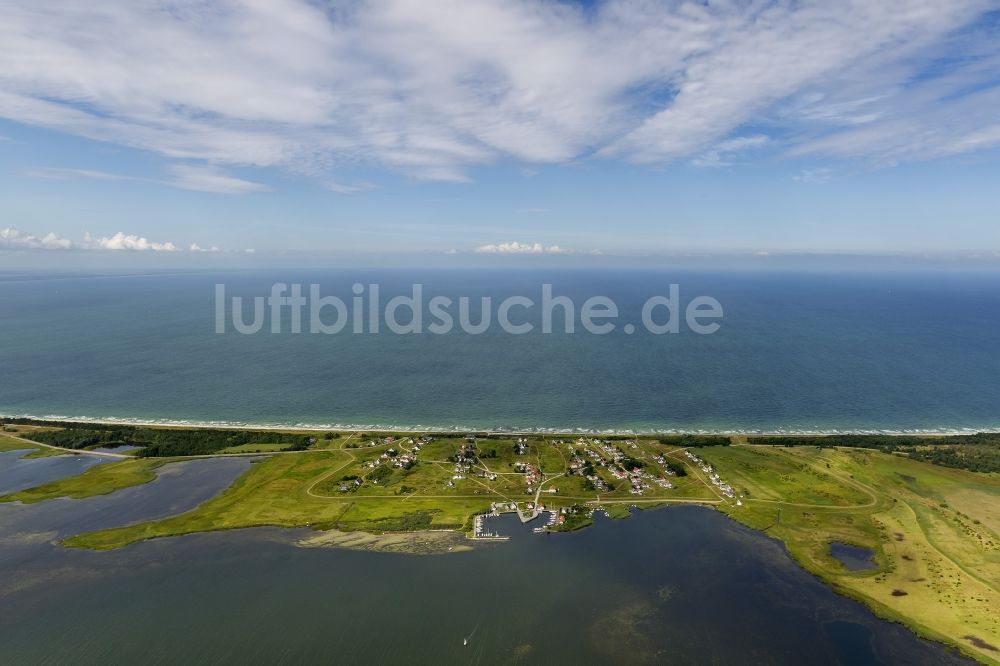 Luftbild Neuendorf auf Hiddensee - Hafen / Yachthafen an der Ostseeküste bei Neuendorf auf der Insel Hiddensee im Bundesland Mecklenburg-Vorpommern