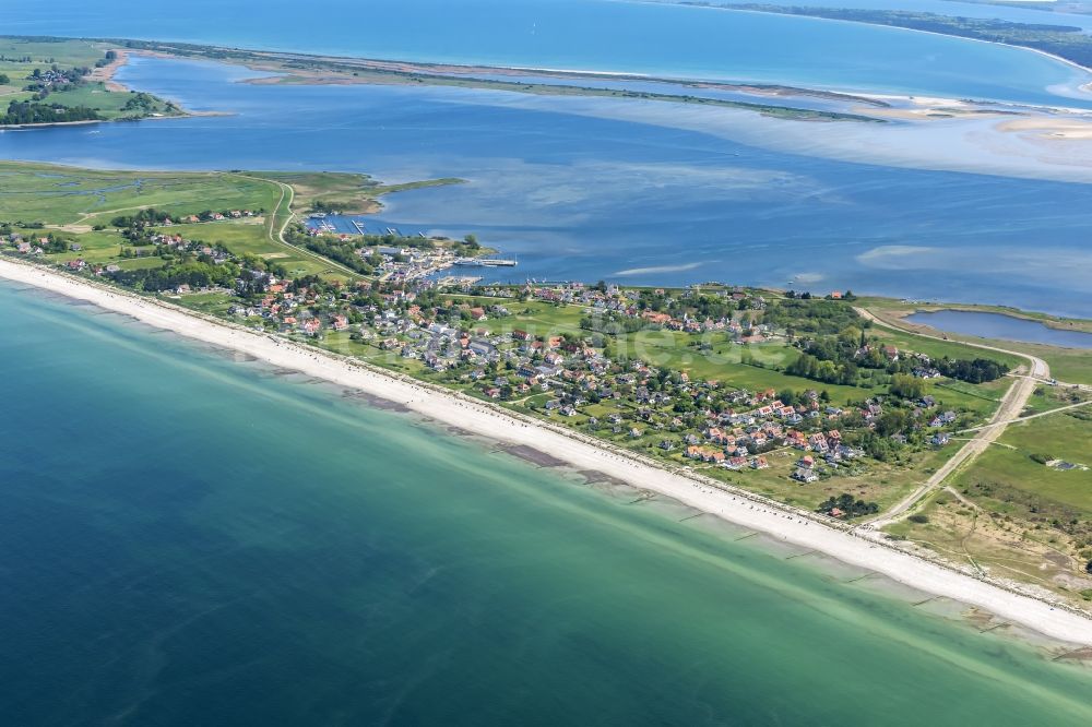 Luftbild Insel Hiddensee - Hafen / Yachthafen an der Ostseeküste bei Neuendorf auf der Insel Hiddensee im Bundesland Mecklenburg-Vorpommern