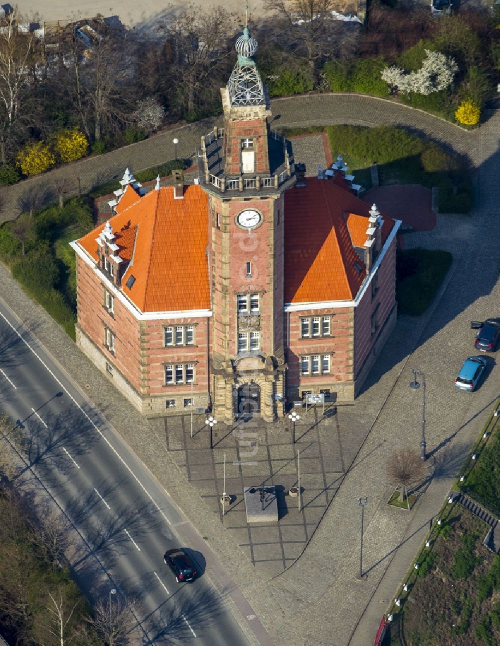 Dortmund aus der Vogelperspektive: Hafenamt an der Kanalstrasse im Dortmunder Hafen am Dortmund-Ems-Kana im Bundesland Nordrhein-Westfalen