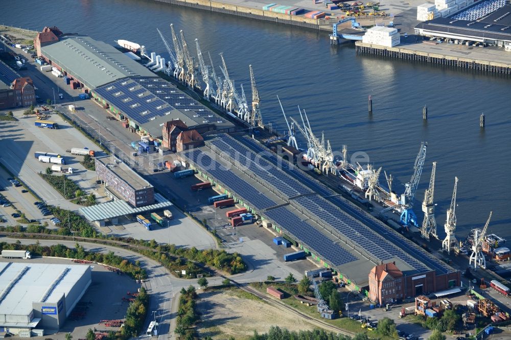 Hamburg von oben - Hafenanlage Bremer Kai in Hamburg-Mitte / Kleiner Grasbrook