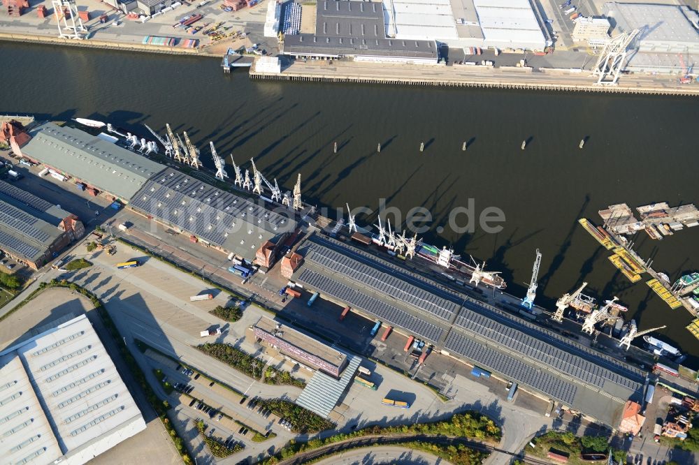 Hamburg aus der Vogelperspektive: Hafenanlage Bremer Kai in Hamburg-Mitte / Kleiner Grasbrook