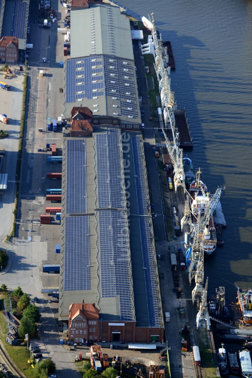 Luftbild Hamburg - Hafenanlage Bremer Kai in Hamburg-Mitte / Kleiner Grasbrook