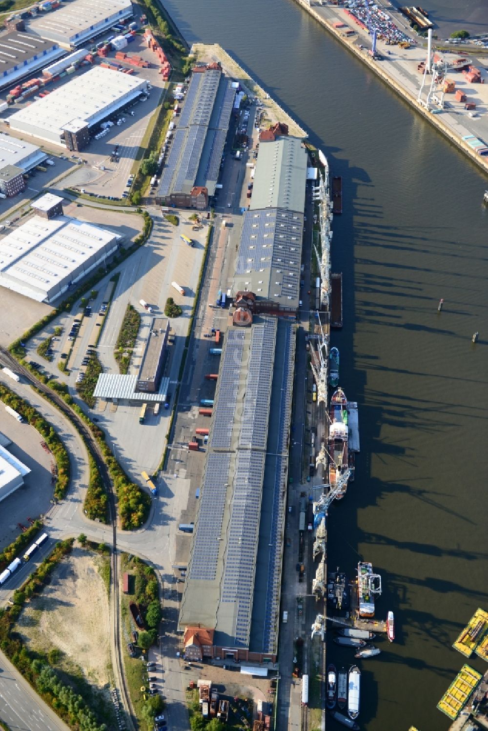 Hamburg aus der Vogelperspektive: Hafenanlage Bremer Kai in Hamburg-Mitte / Kleiner Grasbrook