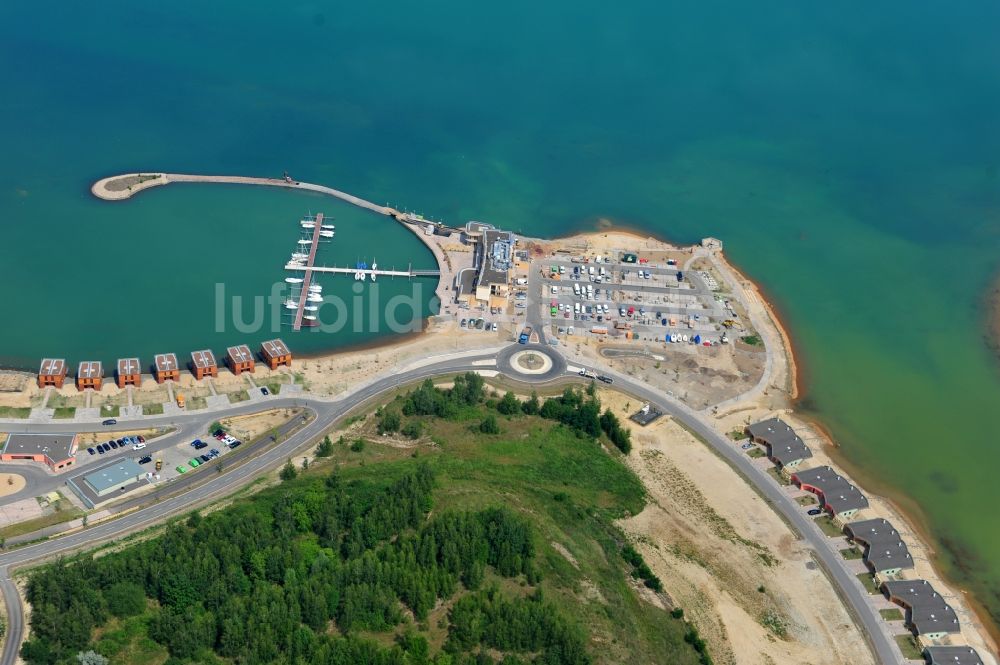 Luftaufnahme Großpösna - Hafenanlage an der Ferienanlage Lagovida auf der Magdeborner Halbinsel im Rekultivierungsgebiet Neuseenland Störmthaler See bei Großpösna in Sachsen