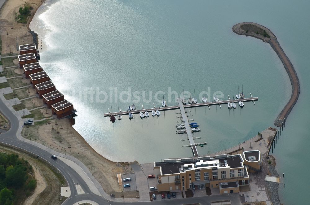 Großpösna von oben - Hafenanlage an der Ferienanlage Lagovida auf der Magdeborner Halbinsel im Rekultivierungsgebiet Neuseenland Störmthaler See bei Großpösna in Sachsen