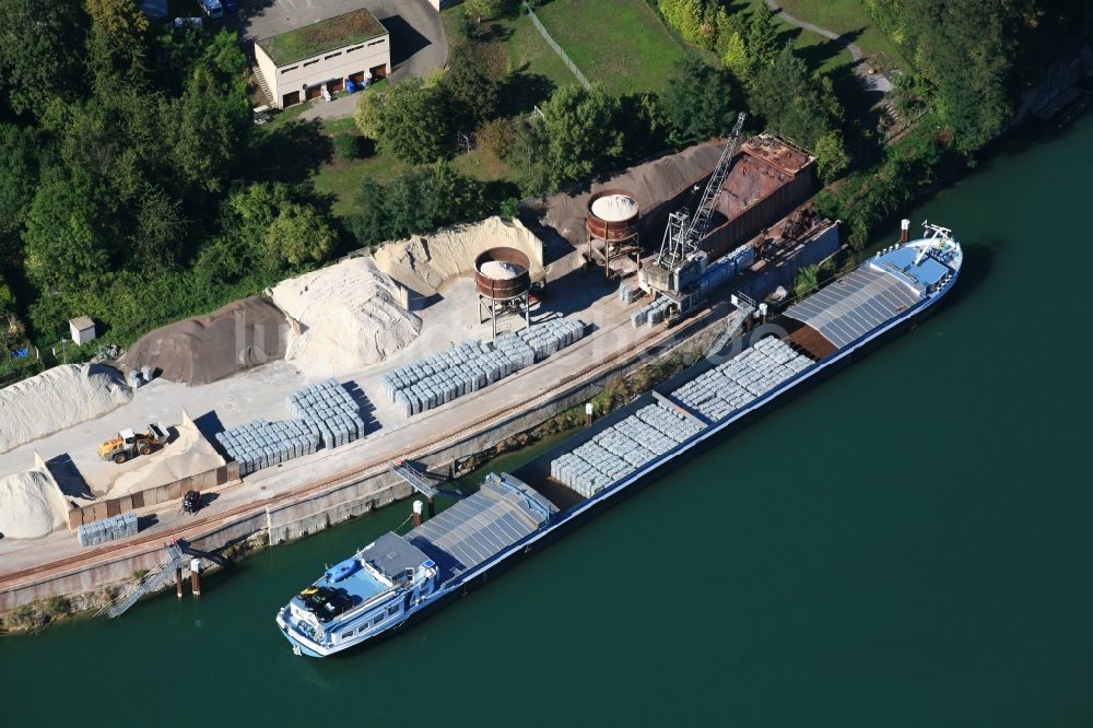 Luftaufnahme Rheinfelden (Baden) - Hafenanlage mit Lagerflächen und Frachtschiff in Rheinfelden (Baden) im Bundesland Baden-Württemberg