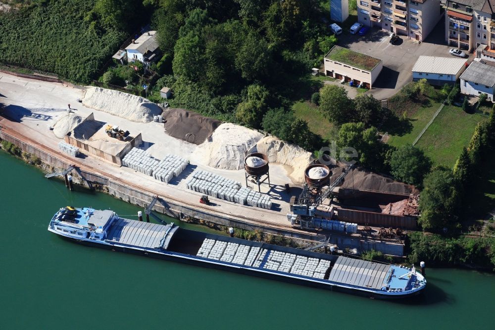 Rheinfelden (Baden) aus der Vogelperspektive: Hafenanlage mit Lagerflächen und Frachtschiff in Rheinfelden (Baden) im Bundesland Baden-Württemberg