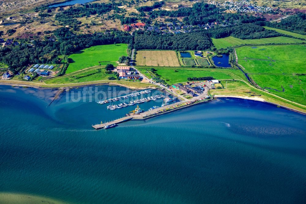 Luftaufnahme Wittdün auf Amrum - Hafenanlagen und Anlegestellen des Tonnenhafen in Wittdün auf Amrum im Bundesland Schleswig-Holstein