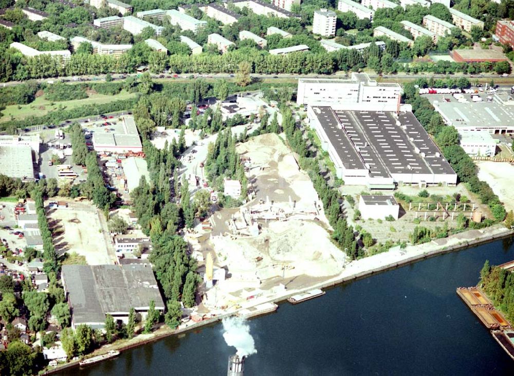 Luftaufnahme Berlin - Spandau - Hafenanlagen der BEHALA an der Nonnendammallee in Berlin - Spandau.