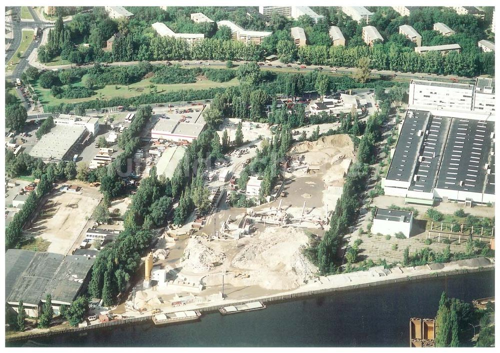 Berlin - Spandau aus der Vogelperspektive: Hafenanlagen der BEHALA an der Nonnendammallee in Berlin - Spandau.