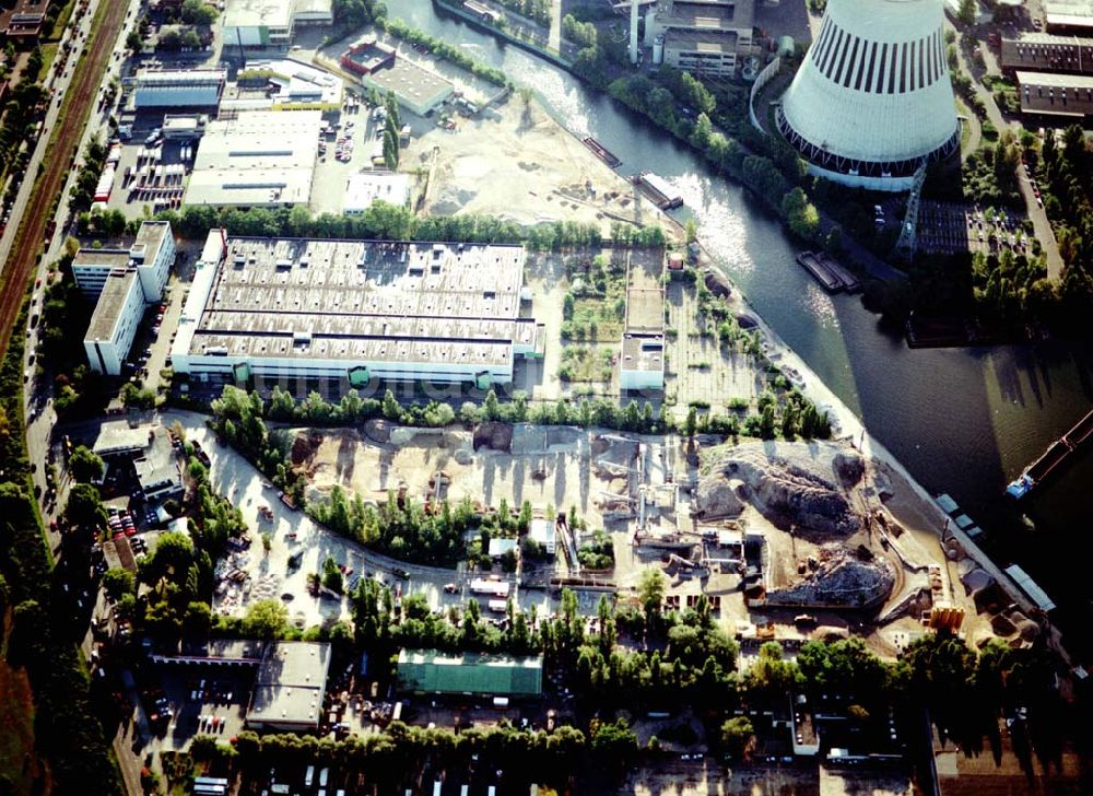 Berlin - Spandau aus der Vogelperspektive: Hafenanlagen der BEHALA an der Nonnendammallee in Berlin - Spandau am Heizkraftwerk Reuter - West.