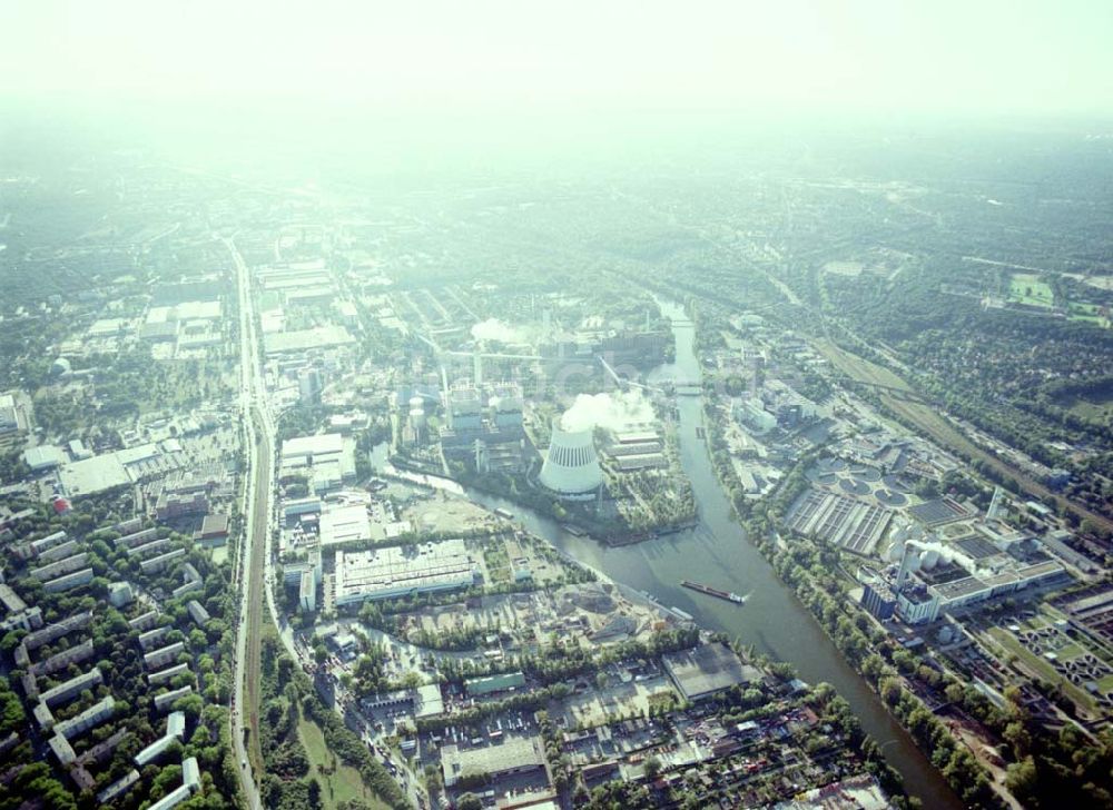 Berlin - Spandau aus der Vogelperspektive: Hafenanlagen der BEHALA an der Nonnendammallee in Berlin - Spandau am Heizkraftwerk Reuter - West.