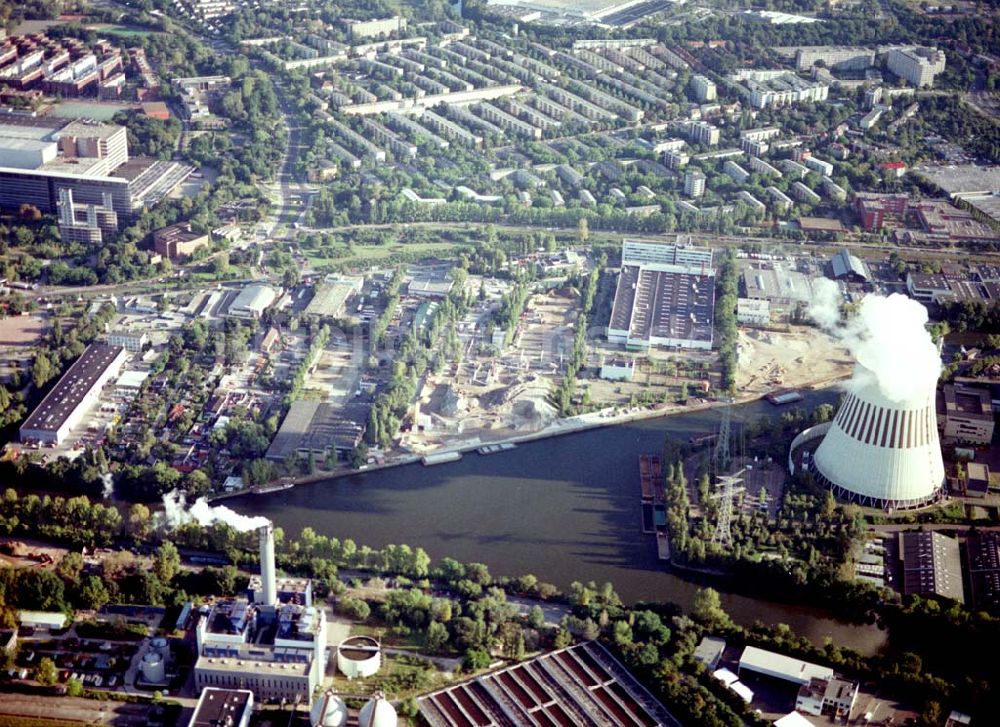 Berlin - Spandau aus der Vogelperspektive: Hafenanlagen der BEHALA an der Nonnendammallee in Berlin - Spandau am Heizkraftwerk Reuter - West.