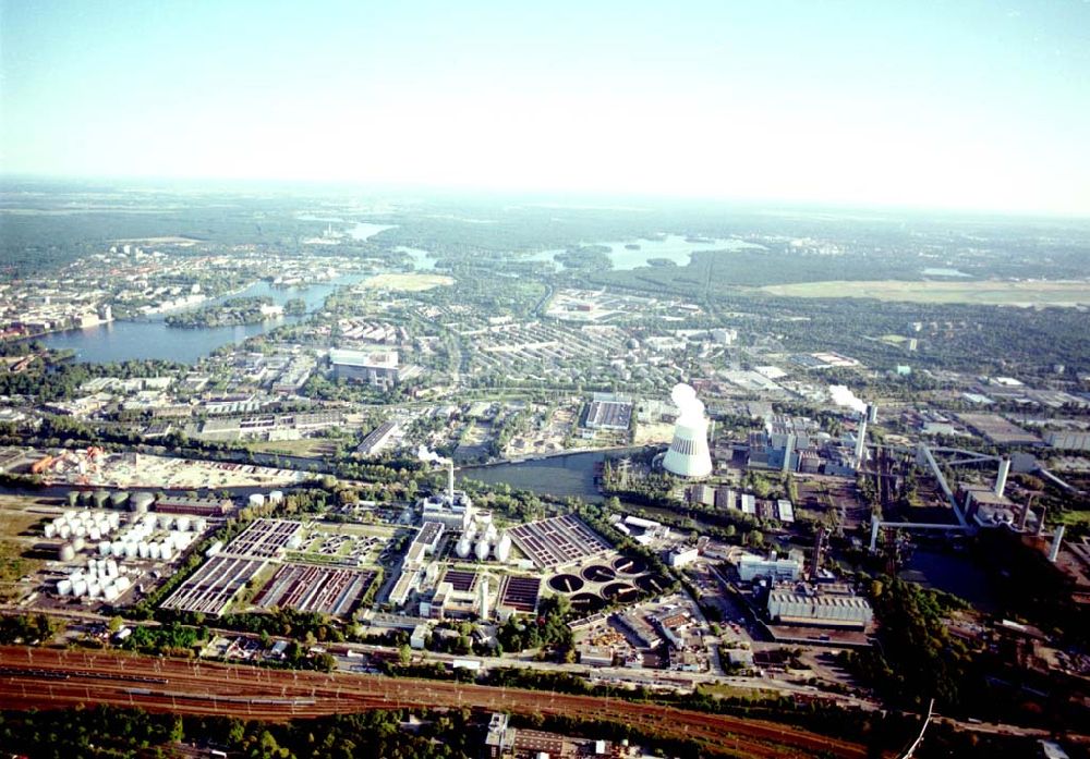 Luftaufnahme Berlin - Spandau - Hafenanlagen der BEHALA an der Nonnendammallee in Berlin - Spandau am Heizkraftwerk Reuter - West.