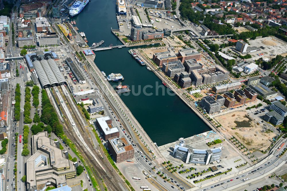 Kiel von oben - Hafenanlagen mit Bürohäusern und Speditions- und Logistikunternehmen in Kiel im Bundesland Schleswig-Holstein, Deutschland