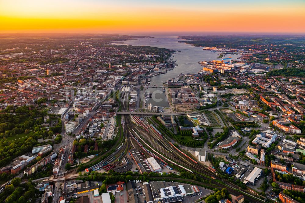 Luftaufnahme Kiel - Hafenanlagen mit Bürohäusern und Speditions- und Logistikunternehmen in Kiel im Bundesland Schleswig-Holstein, Deutschland