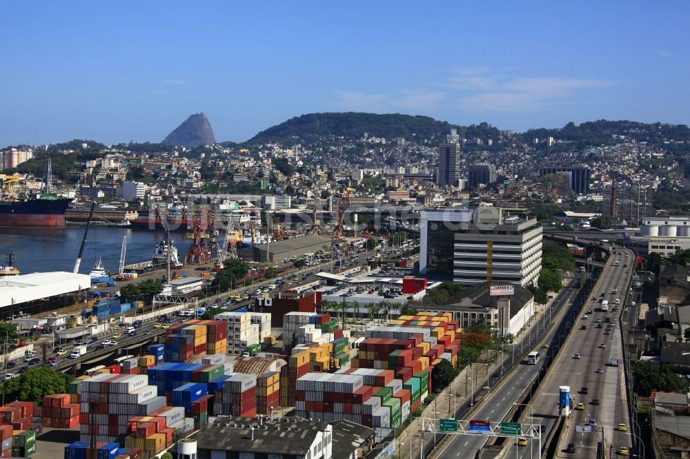 Rio de Janeiro von oben - Hafenanlagen und Containerterminals mit dem Verlauf der Schnellstraße Ponte Rio-Niteroi in Rio de Janeiro in Brasilien