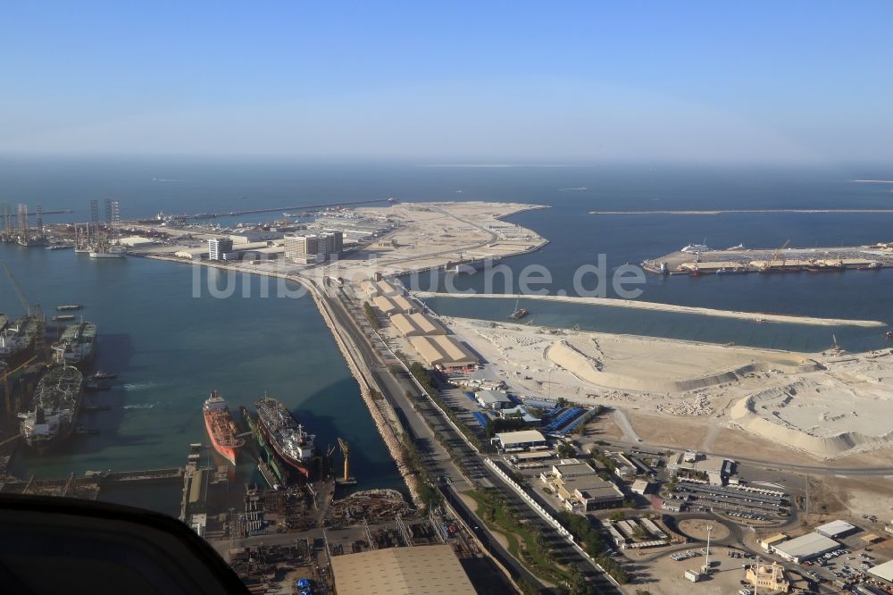 Dubai aus der Vogelperspektive: Hafenanlagen auf der Dubai Maritime City in Dubai in den Verreinigte Arabische Emirate