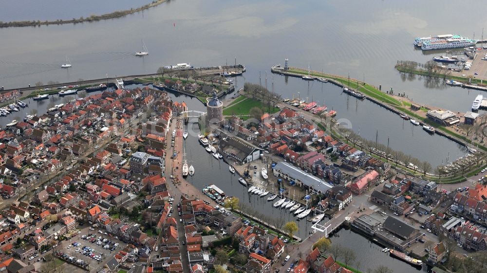 Luftaufnahme Enkhuizen - Hafenanlagen in Enkhuizen in Noord-Holland, Niederlande