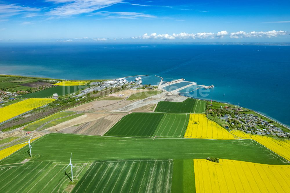 Luftbild Fehmarn - Hafenanlagen des Fährhafens und Baustelle des Baus des Fehmarnbelt-Tunnels in Puttgarden auf Fehmarn im Bundesland Schleswig-Holstein, Deutschland