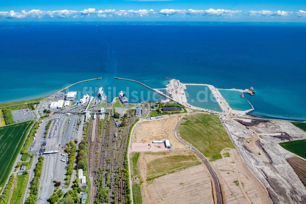 Fehmarn aus der Vogelperspektive: Hafenanlagen des Fährhafens und Baustelle des Baus des Fehmarnbelt-Tunnels in Puttgarden auf Fehmarn im Bundesland Schleswig-Holstein, Deutschland