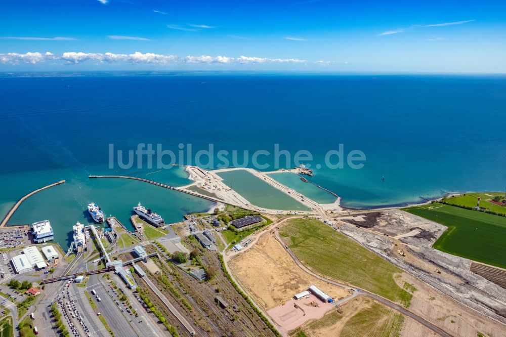 Fehmarn aus der Vogelperspektive: Hafenanlagen des Fährhafens und Baustelle des Baus des Fehmarnbelt-Tunnels in Puttgarden auf Fehmarn im Bundesland Schleswig-Holstein, Deutschland