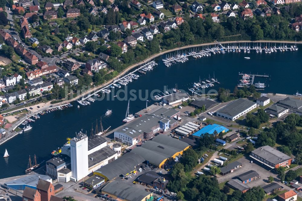 Luftaufnahme Neustadt in Holstein - Hafenanlagen an der Förde in Neustadt in Holstein im Bundesland Schleswig-Holstein, Deutschland