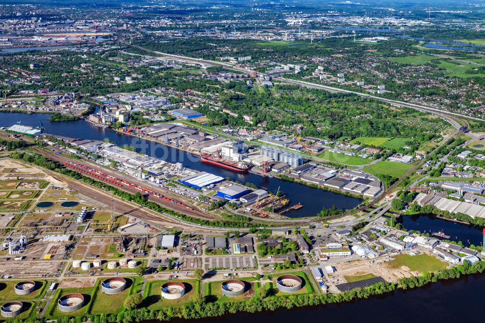 Hamburg aus der Vogelperspektive: Hafenanlagen und Gewerbegebiet mit Rangierbahnhof und Güterbahnhof in Hamburg Wilhelmsburg, Deutschland