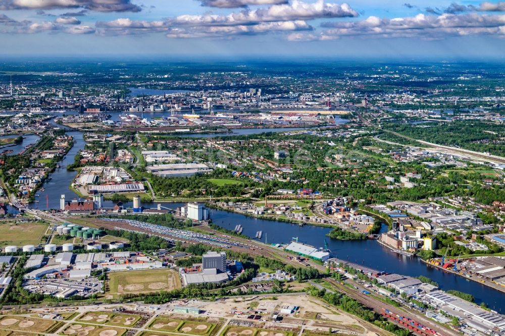 Luftaufnahme Hamburg - Hafenanlagen und Gewerbegebiet mit Rangierbahnhof und Güterbahnhof in Hamburg Wilhelmsburg, Deutschland