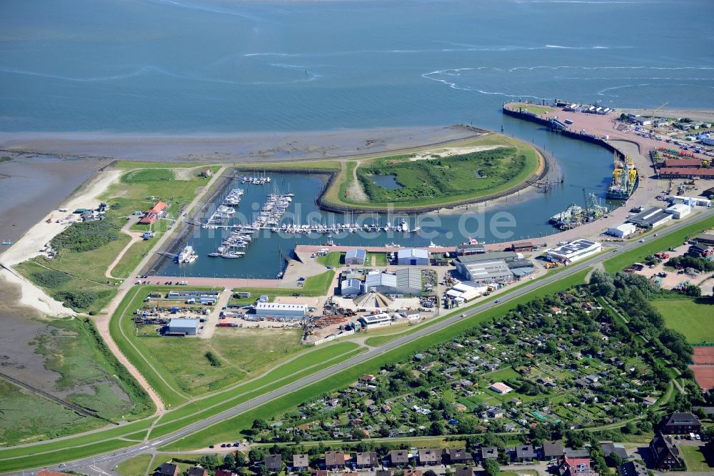 Luftaufnahme Norderney - Hafenanlagen des Hafenbeckens der Nordseeinsel Norderney im Bundesland Niedersachsen