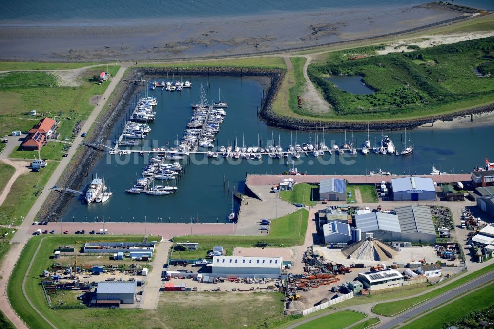 Norderney von oben - Hafenanlagen des Hafenbeckens der Nordseeinsel Norderney im Bundesland Niedersachsen