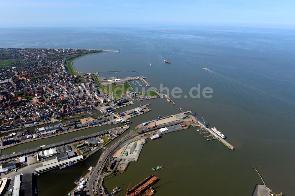 Cuxhaven von oben - Hafenanlagen und Hafenbereich an der Elbmündung in Cuxhaven im Bundesland Niedersachsen