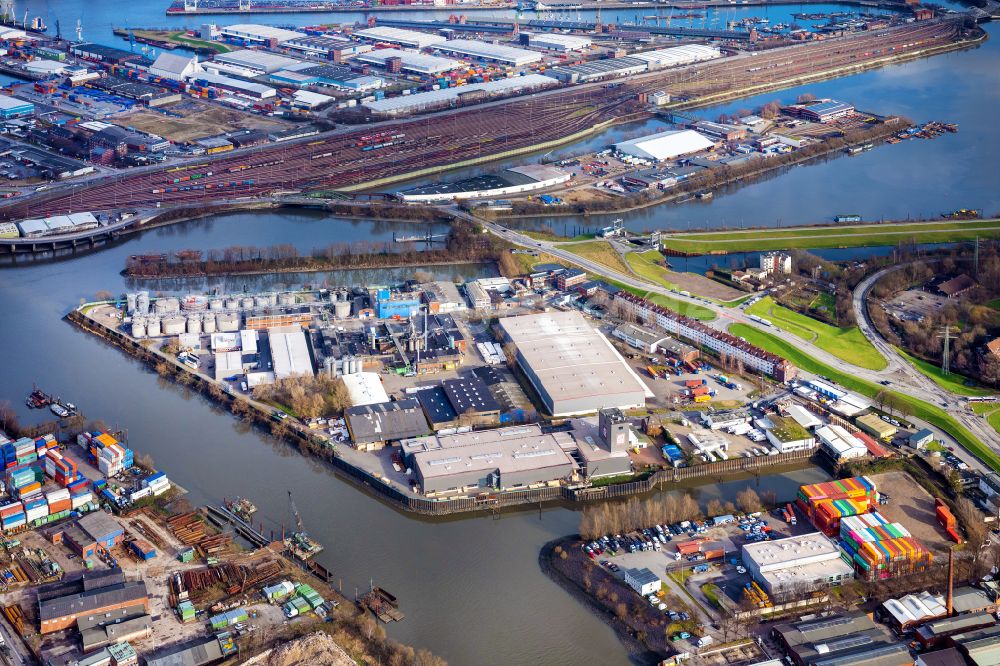 Hamburg von oben - Hafenanlagen Industiebetriebe am Ufer des Hafenbeckens am Klütjenfelder Hafen entlang der Klütjenfelder Straße im Ortsteil Wilhelmsburg in Hamburg, Deutschland