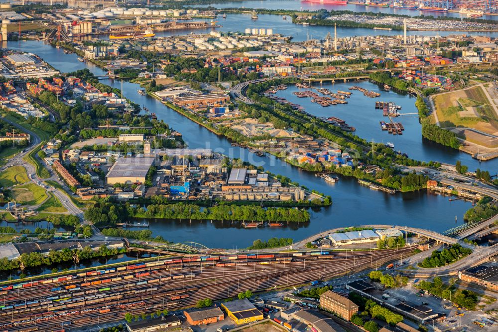 Luftaufnahme Hamburg - Hafenanlagen Industiebetriebe am Ufer des Hafenbeckens am Klütjenfelder Hafen entlang der Klütjenfelder Straße im Ortsteil Wilhelmsburg in Hamburg, Deutschland