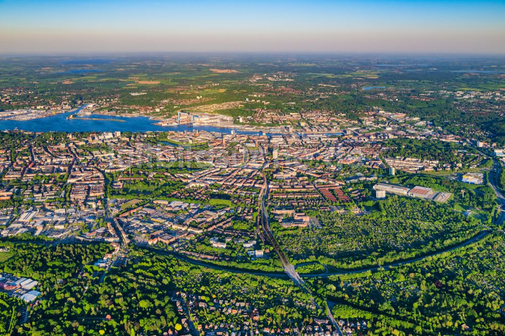 Luftaufnahme Kiel - Hafenanlagen und Innenstadt an der Meeres- Küste der Kieler Förde in Kiel im Bundesland Schleswig-Holstein, Deutschland