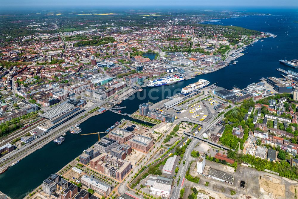 Kiel aus der Vogelperspektive: Hafenanlagen und Innenstadt an der Meeres- Küste der Kieler Förde in Kiel im Bundesland Schleswig-Holstein, Deutschland