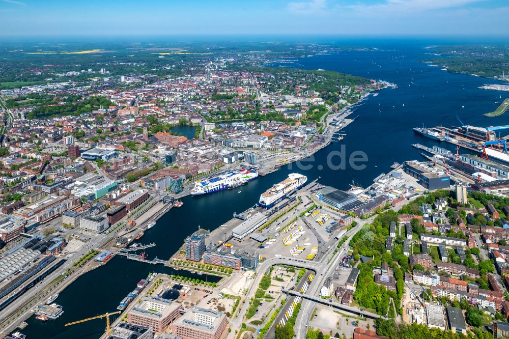 Kiel aus der Vogelperspektive: Hafenanlagen und Innenstadt an der Meeres- Küste der Kieler Förde in Kiel im Bundesland Schleswig-Holstein, Deutschland