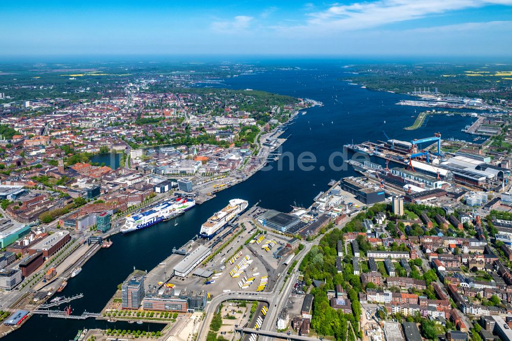 Luftbild Kiel - Hafenanlagen und Innenstadt an der Meeres- Küste der Kieler Förde in Kiel im Bundesland Schleswig-Holstein, Deutschland