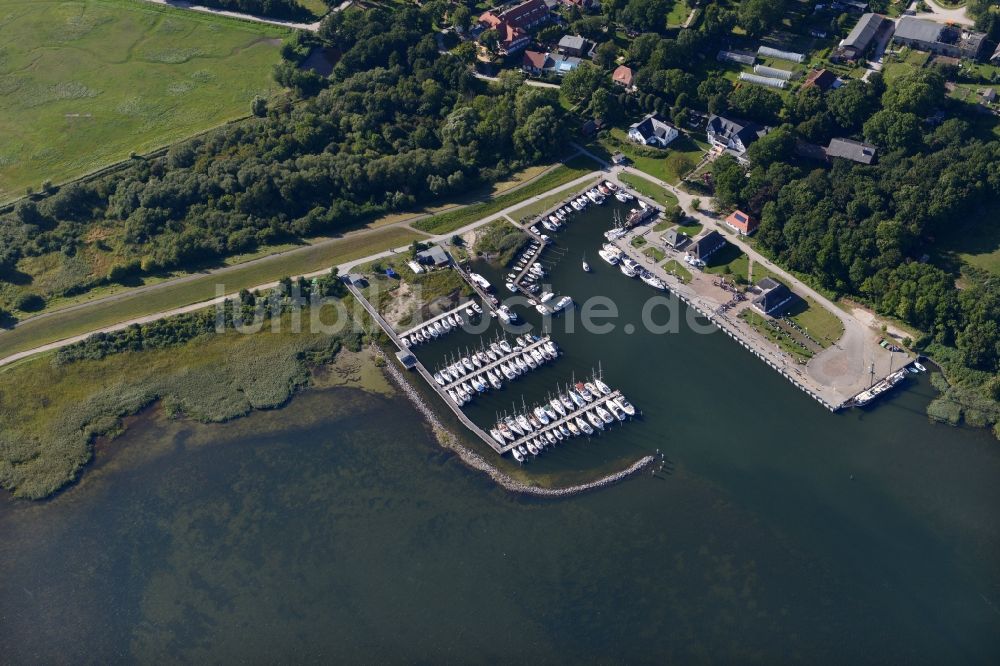 Luftbild Insel Hiddensee - Hafenanlagen von Kloster an der Meeres- Küste der Ostsee auf der Insel Hiddensee im Bundesland Mecklenburg-Vorpommern