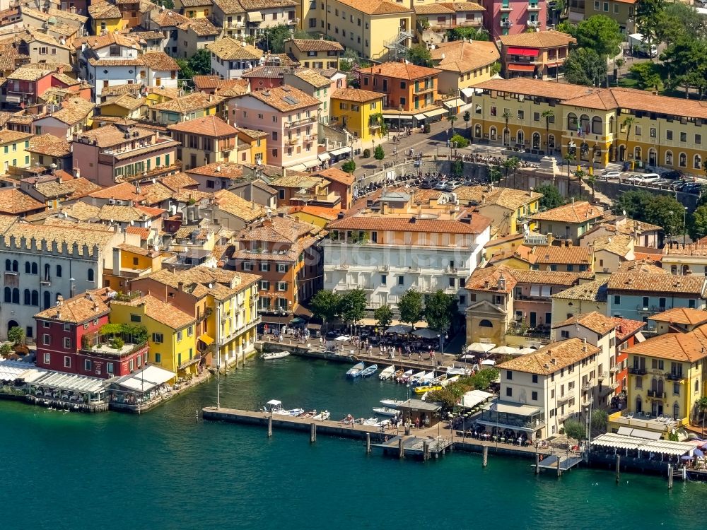 Malcesine von oben - Hafenanlagen Küste von Malcesine am Garda See in Veneto, Italien