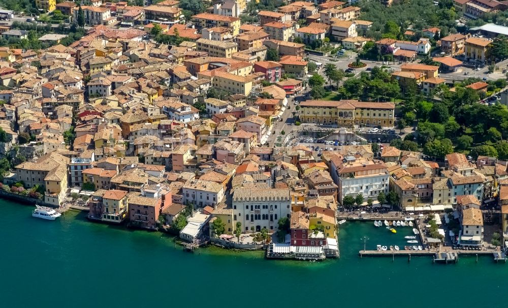 Luftbild Malcesine - Hafenanlagen Küste von Malcesine am Garda See in Veneto, Italien