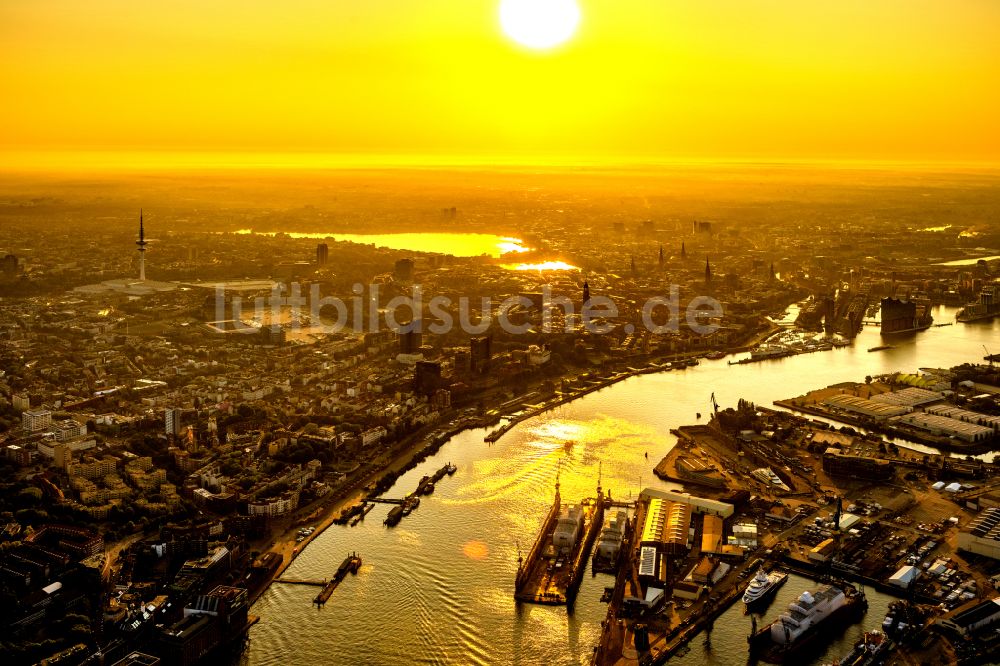 Luftbild Hamburg - Hafenanlagen Landungsbrücken im Sonnenaufgang am Ufer des Flußverlaufes der Elbe in Hamburg