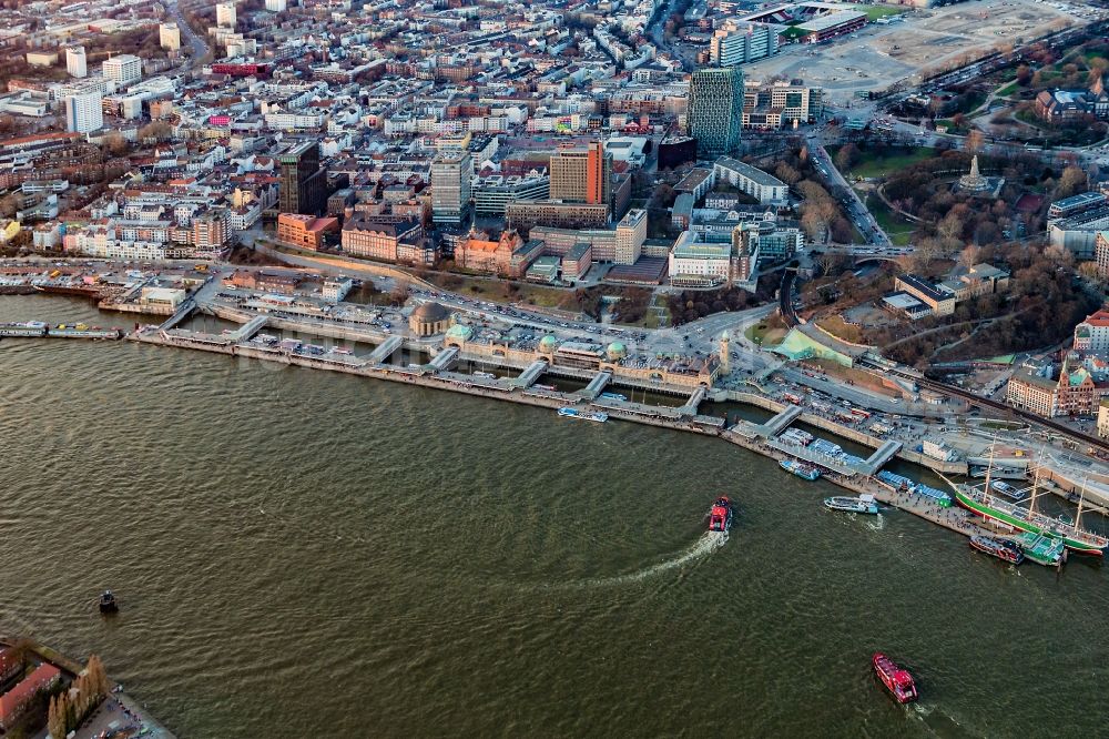 Hamburg aus der Vogelperspektive: Hafenanlagen, Landungsbrücken im Sonnenuntergang am Ufer des Flußverlaufes der der Elbe in Hamburg, Deutschland