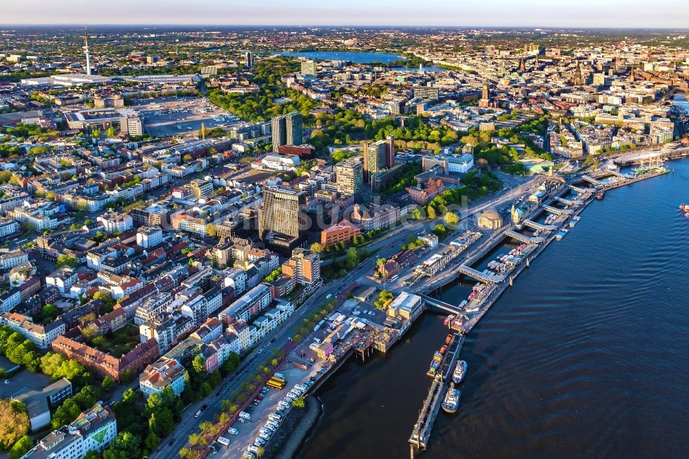 Luftaufnahme Hamburg - Hafenanlagen, Landungsbrücken im Sonnenuntergang am Ufer des Flußverlaufes der der Elbe in Hamburg, Deutschland