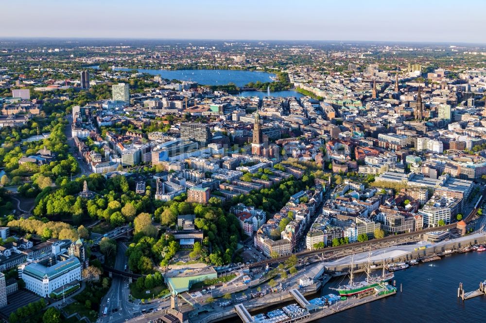 Luftaufnahme Hamburg - Hafenanlagen, Landungsbrücken im Sonnenuntergang am Ufer des Flußverlaufes der der Elbe in Hamburg, Deutschland