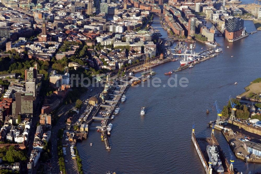 Hamburg aus der Vogelperspektive: Hafenanlagen, Landungsbrücken am Ufer des Flußverlaufes der der Elbe in Hamburg, Deutschland